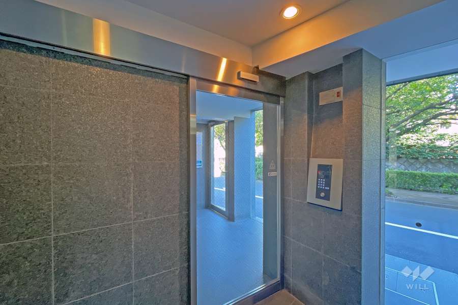 エントランスはオートロック付きです。