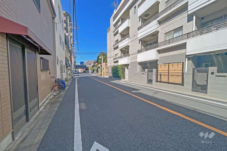 敷地南西側の前面道路は都道11号線です（南東側から）。