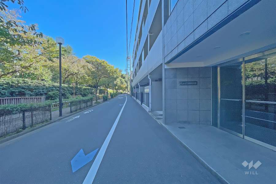 敷地北東側の前面道路は庭園の緑豊かな『密蔵院』に面しています（北西側から）。