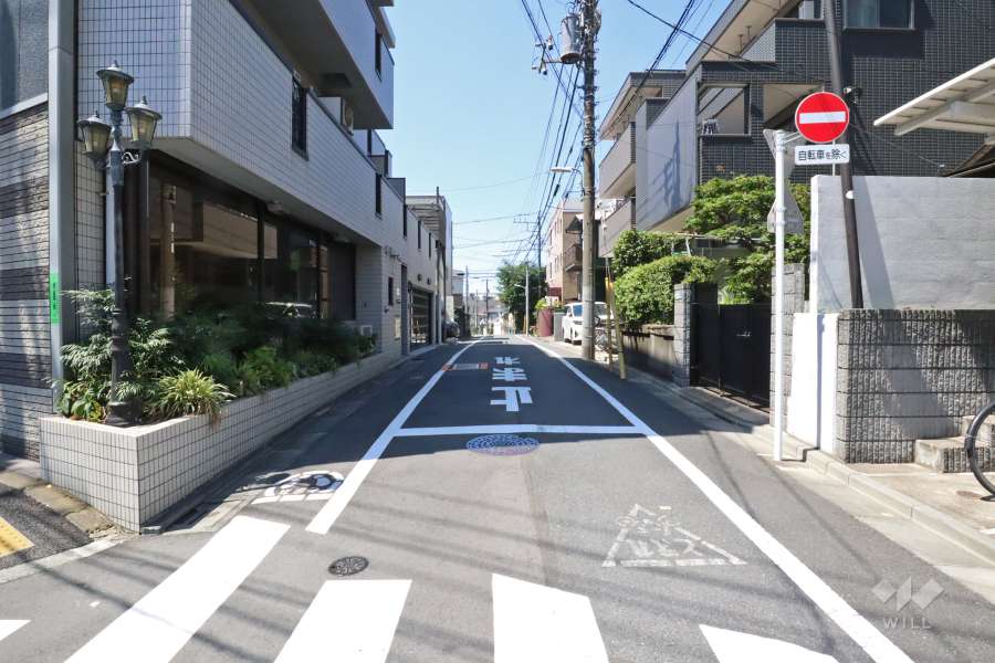 敷地南東側の前面道路（北東側から）