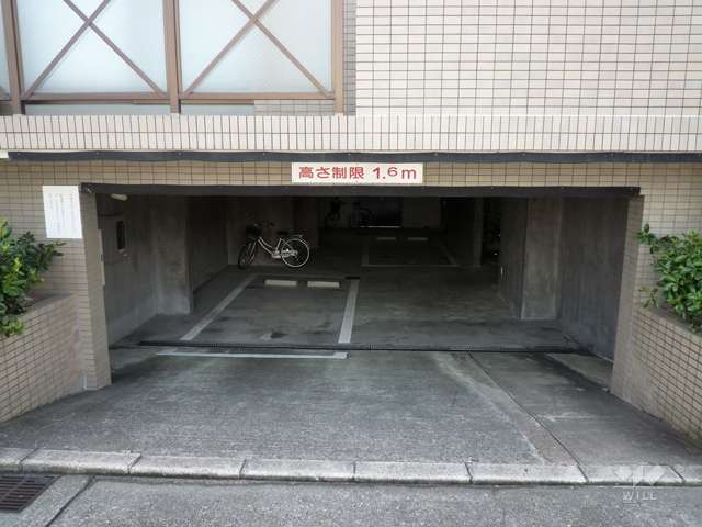 敷地内駐車場（屋内平面式　半地下になっています。）