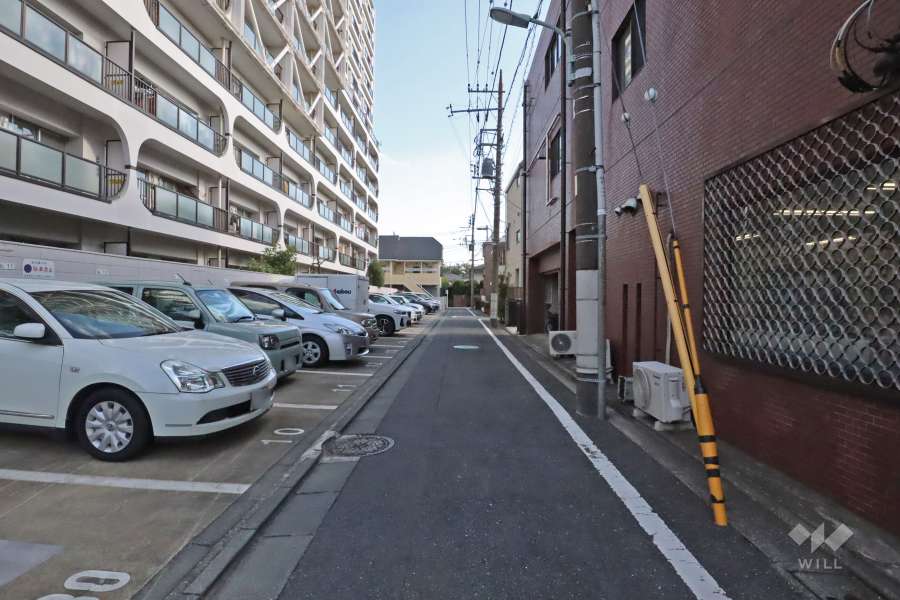 敷地西側の前面道路