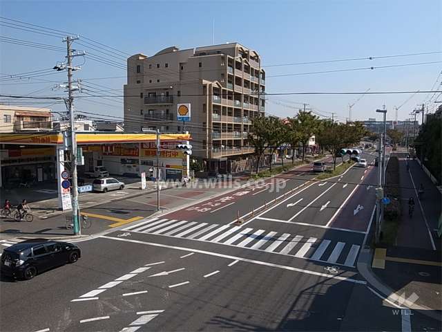 敷地南側は四車線のバス通り、臨港線に面しています。