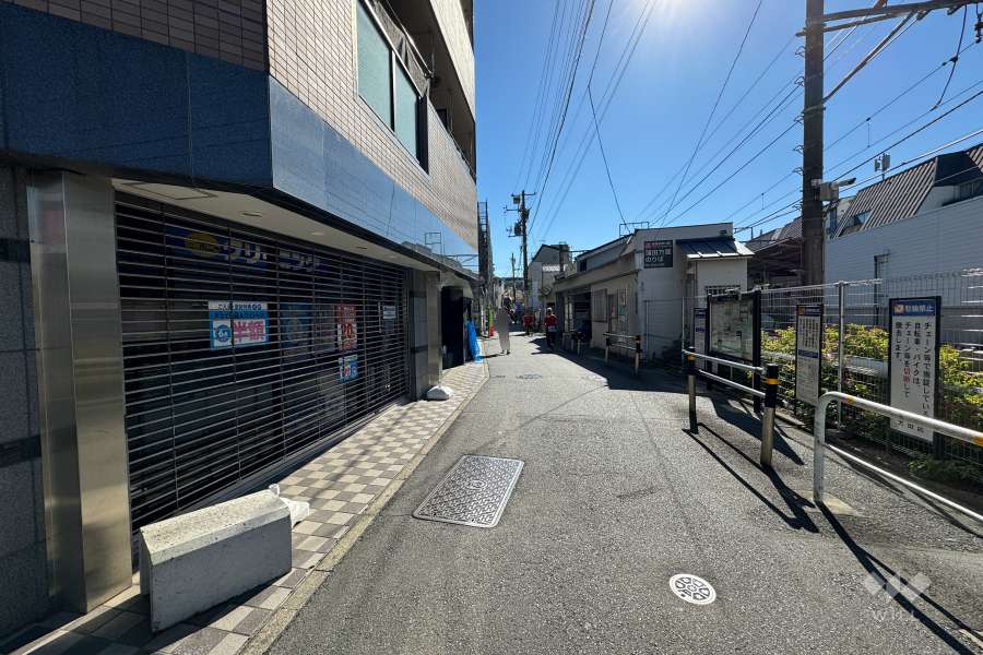 敷地の南西側前面道路（南東側から）