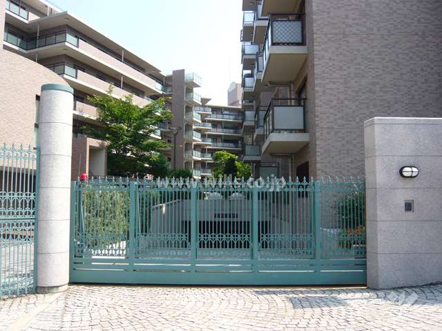 ゲート付きの駐車場出入口