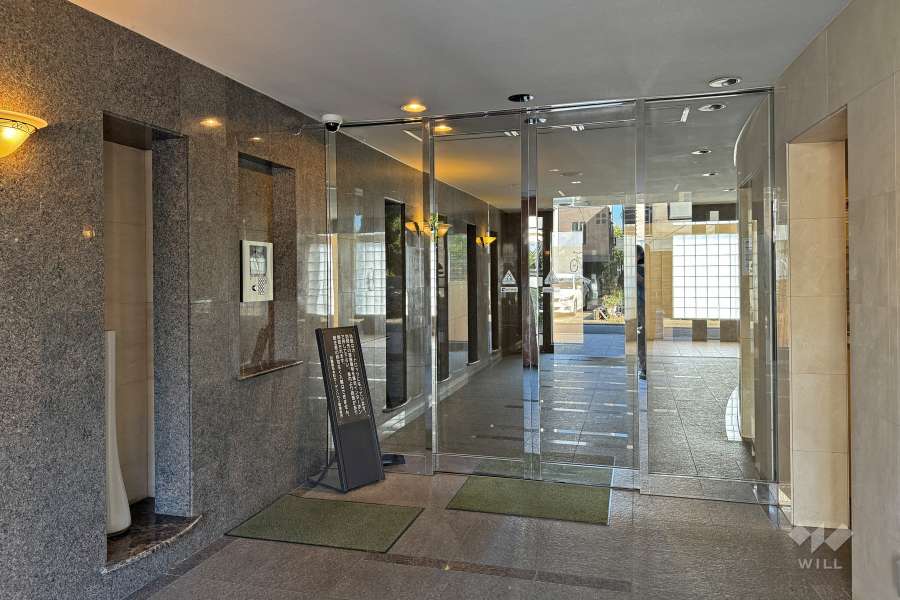 エントランスはオートロック付きです。