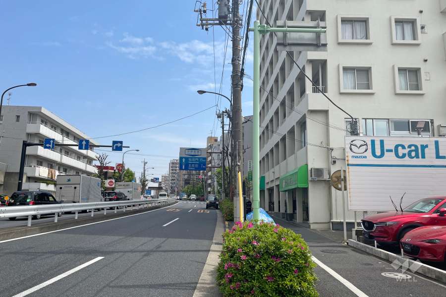 敷地北側の前面道路（西側から）