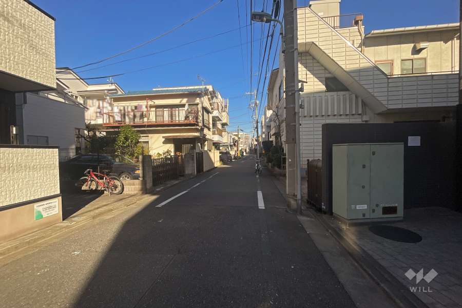 敷地西側の前面道路（南側から）