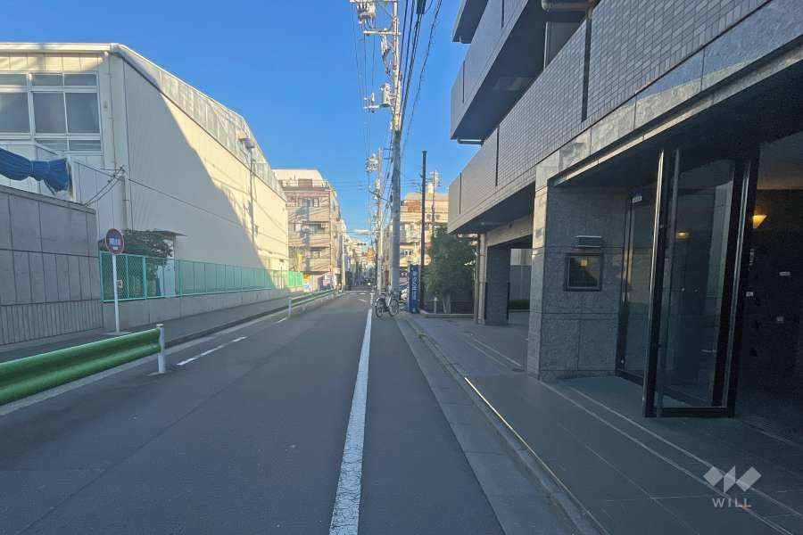 敷地西側の前面道路（南側から）