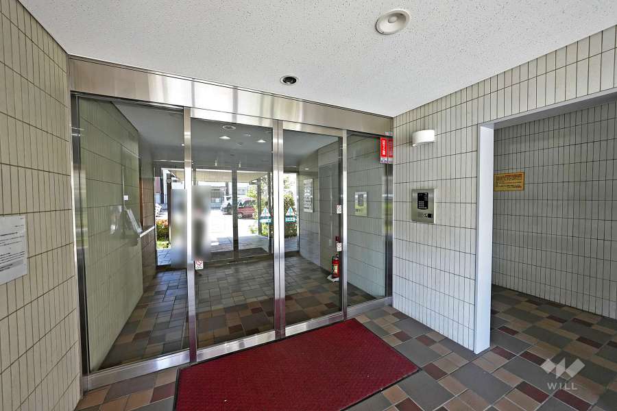 エントランスはオートロック付きです。