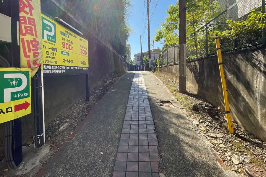 敷地北東側の前面道路（北西側から）