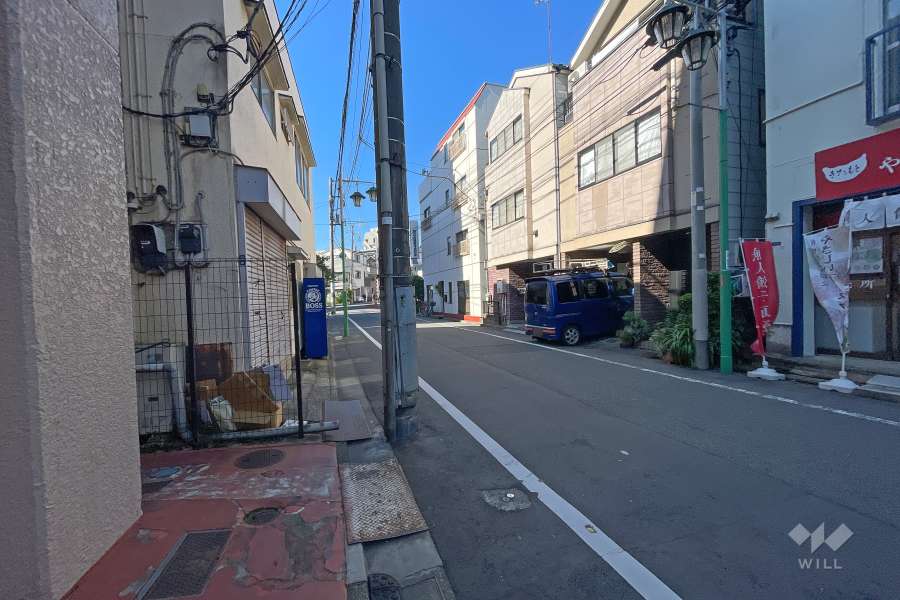 敷地北側の前面道路（東側から）