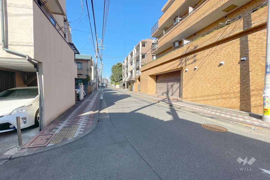 敷地南側の前面道路（東側から）