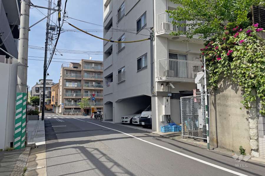 敷地西側の前面道路