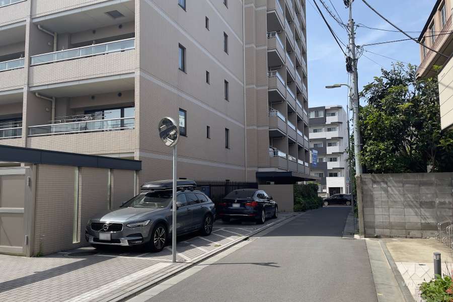 敷地北東側の前面道路（南東側から）