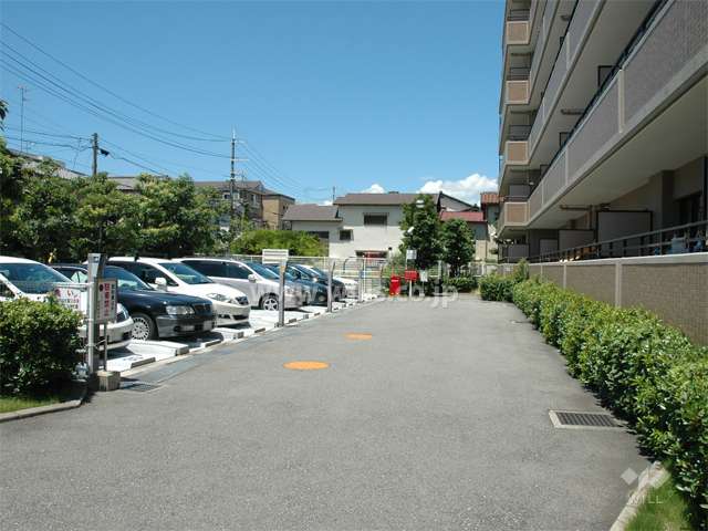 敷地南部分にある駐車場