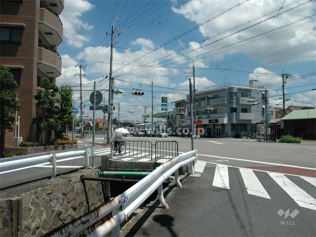 敷地の東側には4車線の小曽根線が走っています。