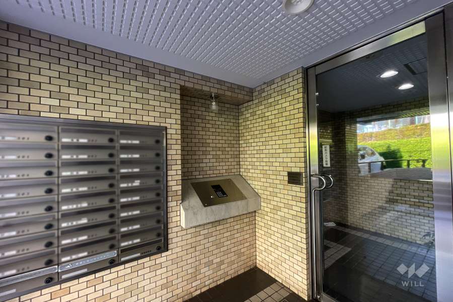 エントランスはオートロック付きです。