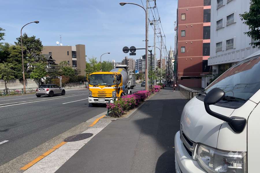 敷地北側の前面道路（西側から）