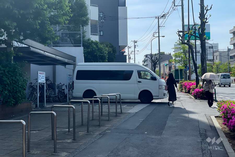 敷地北側の前面道路（東側から）