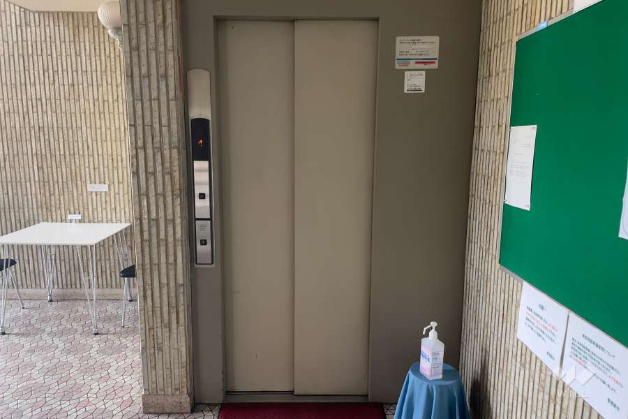 共用のエレベーター