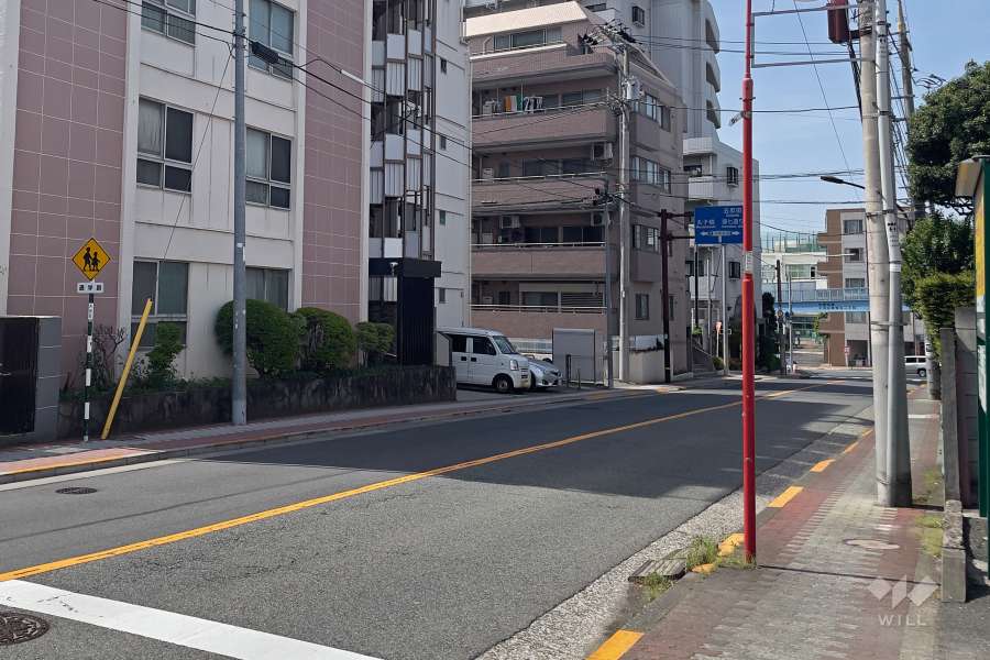 敷地北東側の前面道路（南東側から）