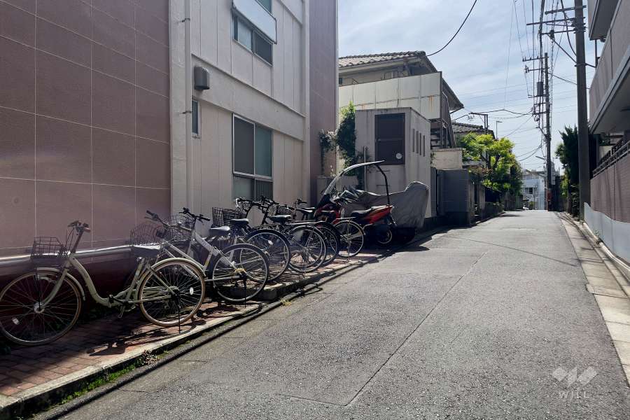 敷地北西側の前面道路（北東側から）