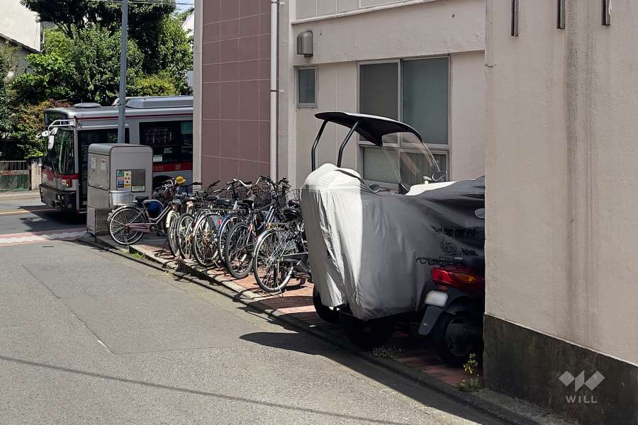 バイク置場と駐輪場