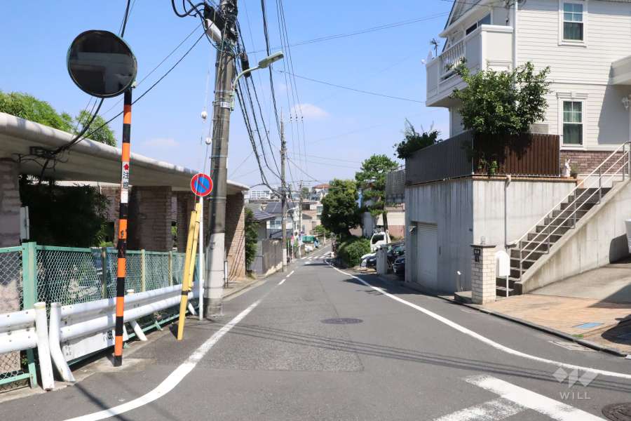 敷地北東側の前面道路(南東側から)