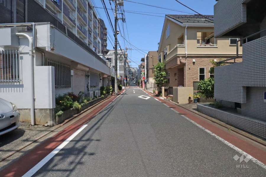 敷地南東側の前面道路(南西側から)