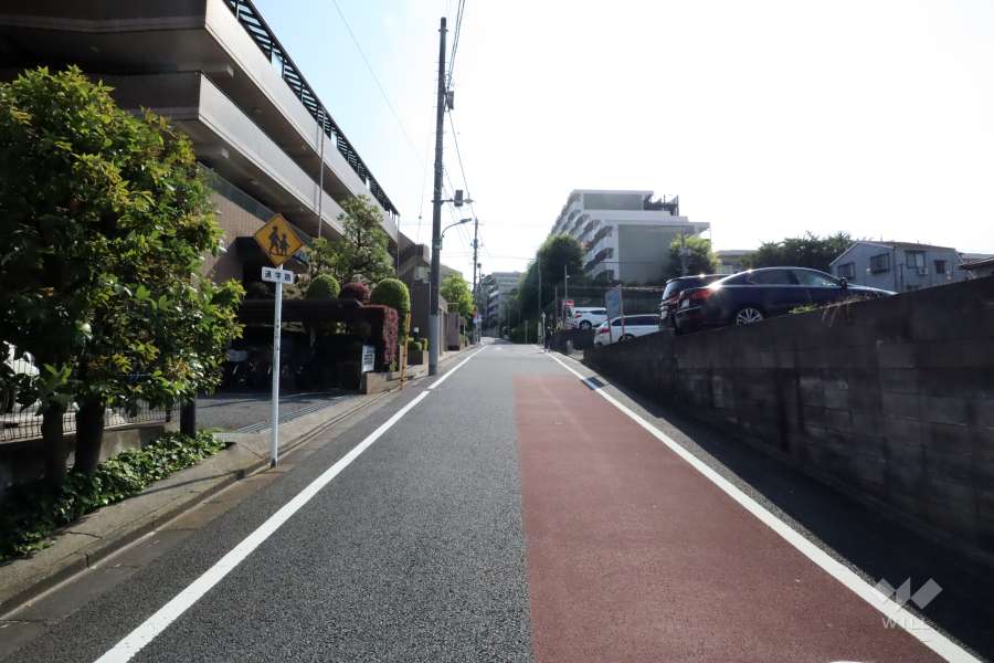 敷地北西側の前面道路(北東側から)
