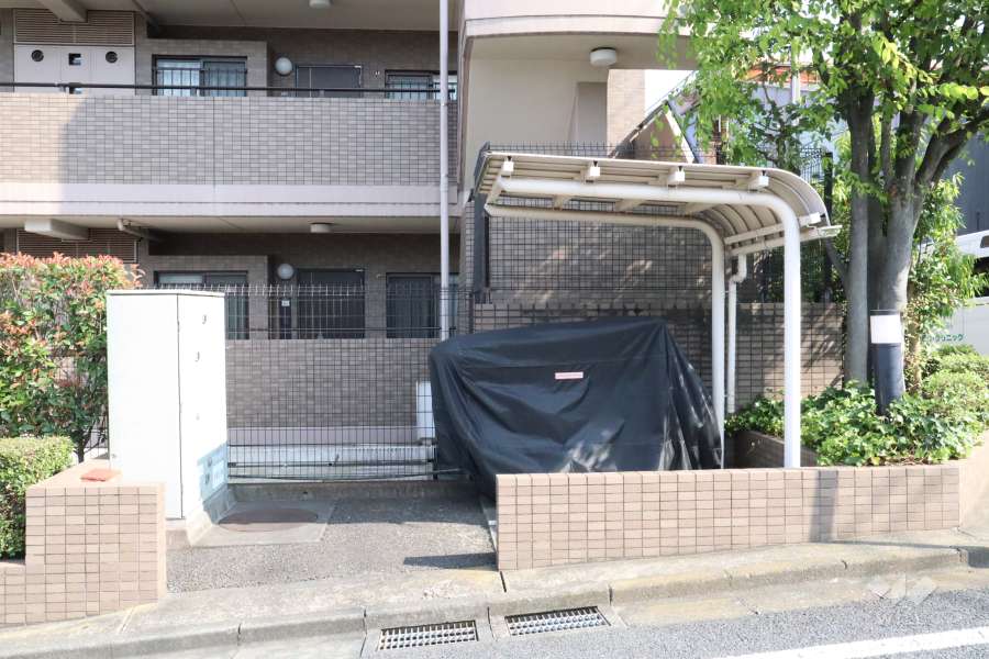 バイク置き場（屋根付き）