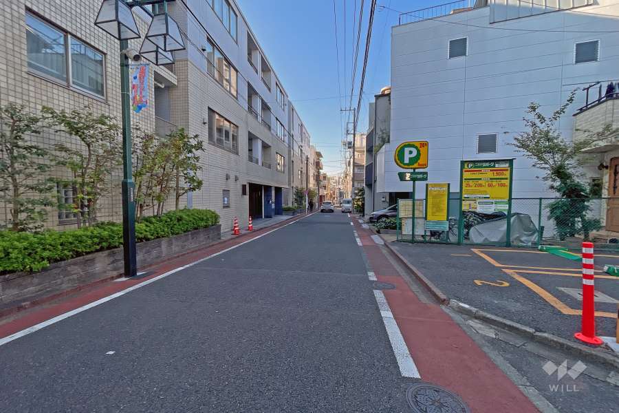 敷地北西側の前面道路（北東側から）