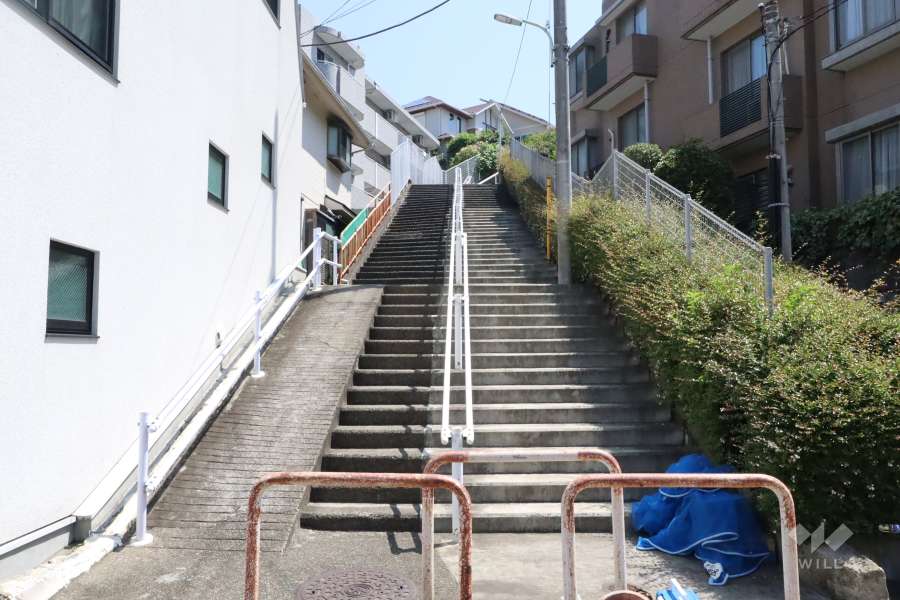 敷地北西側の前面通路(南西側から)