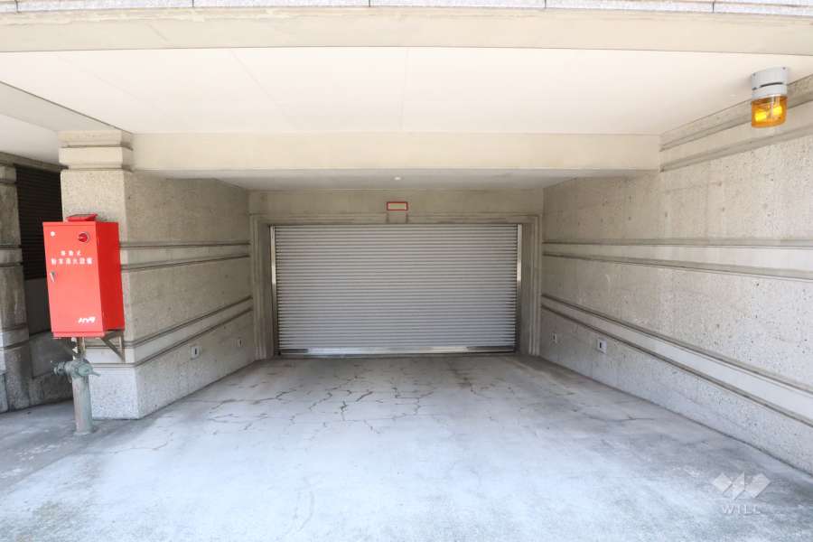 駐車場の出入口（シャッター付き）