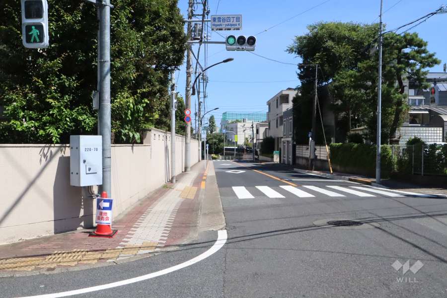 敷地南西側の前面道路(北西側から)