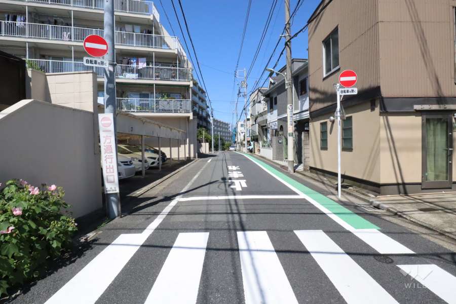 敷地南東側の前面道路(南西側から)