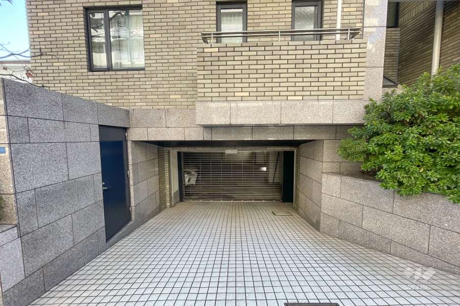 駐車場の出入り口（リングシャッター付き）