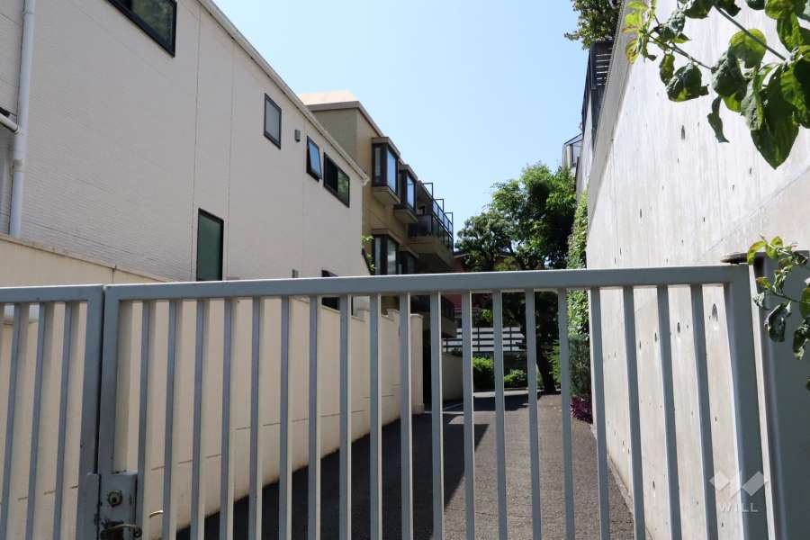 エントランスアプローチの外観(南東側から)