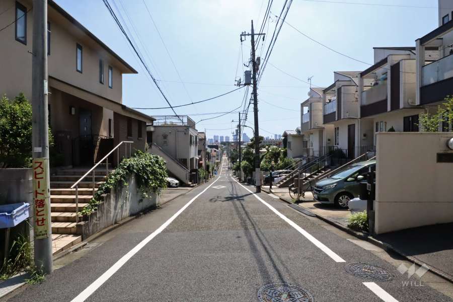 敷地南東側の前面道路(北東側から)