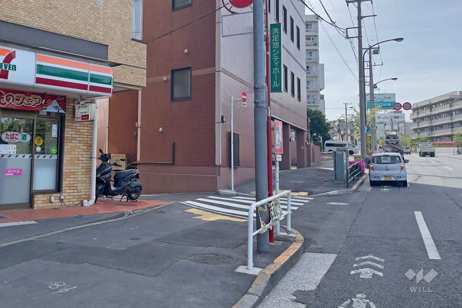 敷地北側の前面道路（東側から）