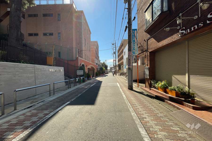 敷地北東側の前面道路