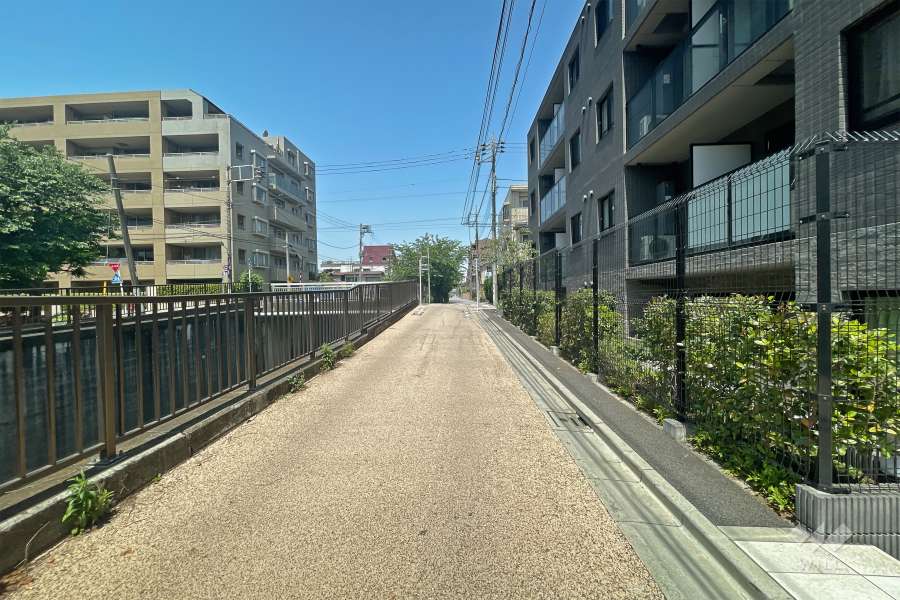 敷地南西側は呑川に面しています。