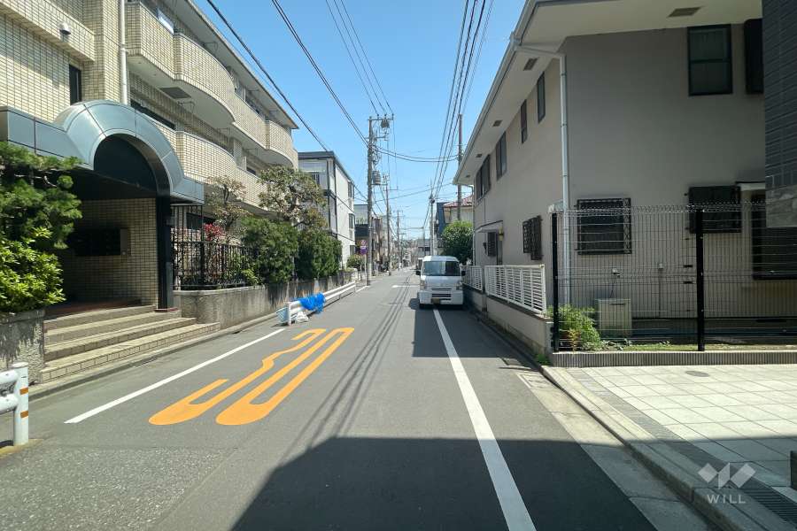 敷地北西側の前面道路（南西側から）