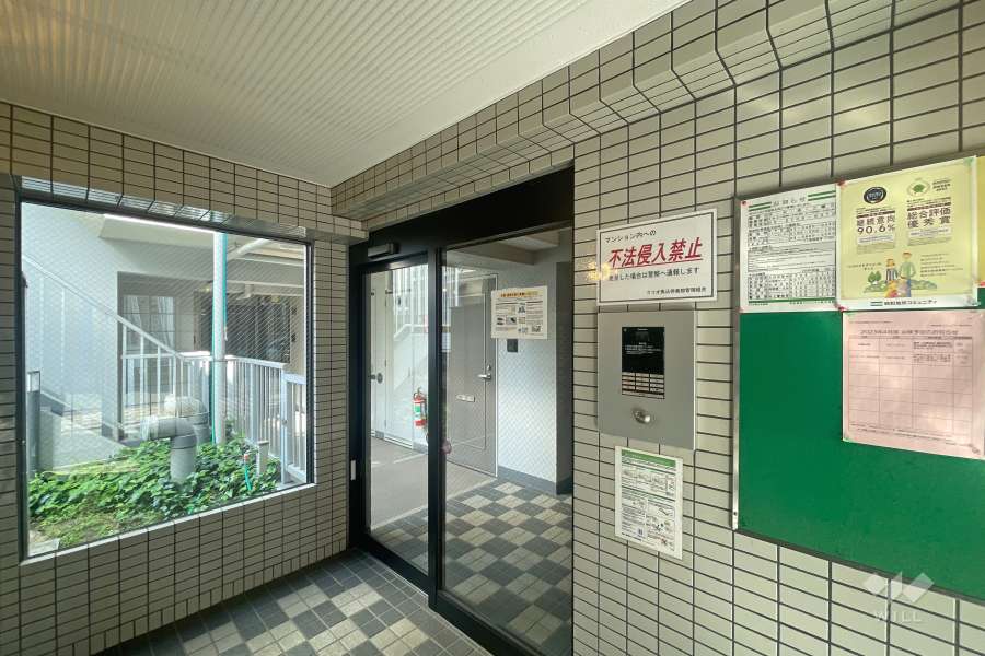 エントランスはオートロック付きです。