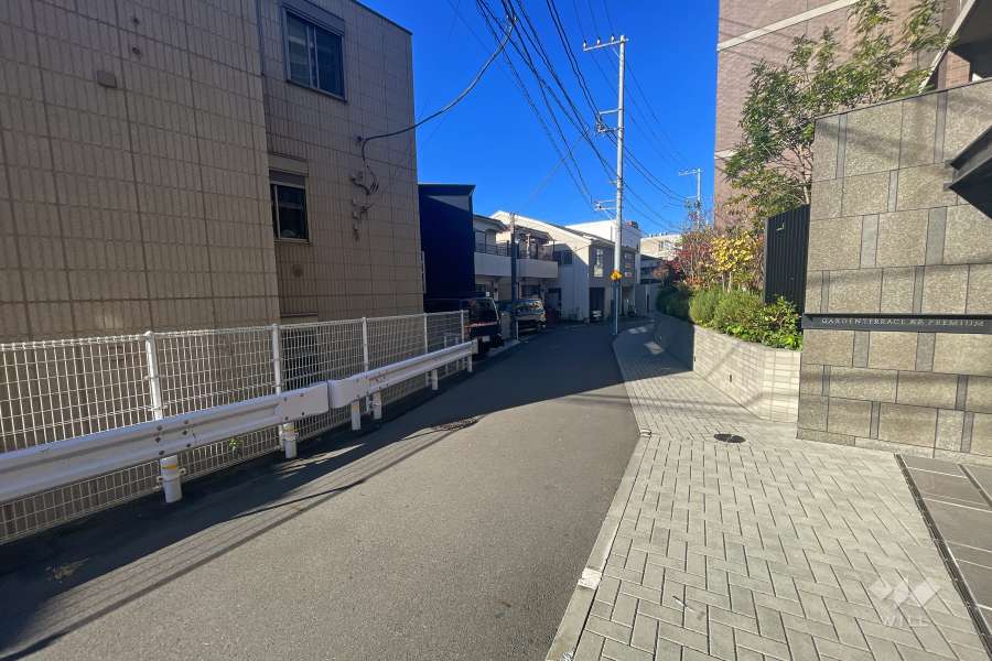 敷地南側の前面道路（東側から）