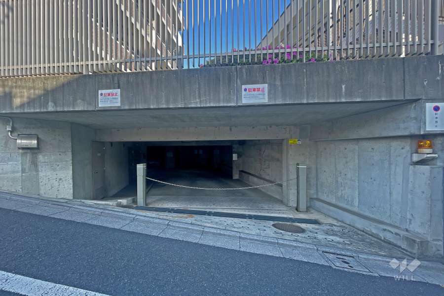 駐車場の出入口（ロボットゲート付き）