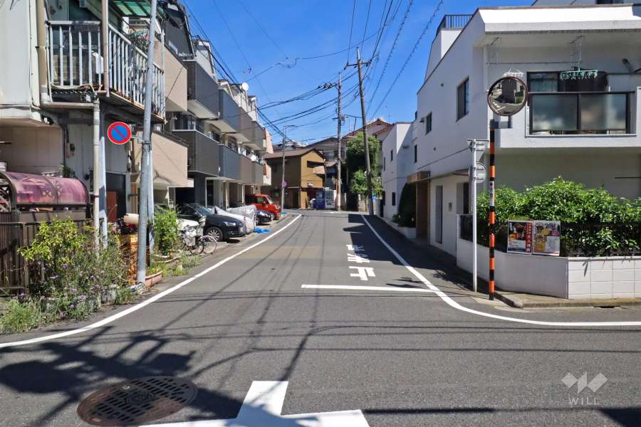 敷地北側の前面道路（西側から）