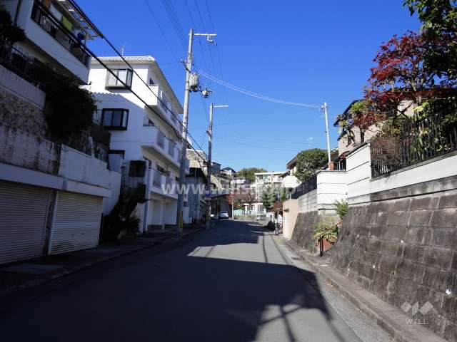 敷地北東側の前面道路。周辺は閑静な住宅地です。