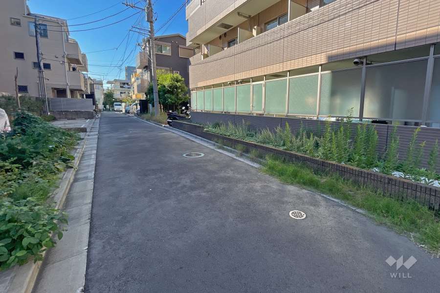 敷地南側の前面道路（東側から）